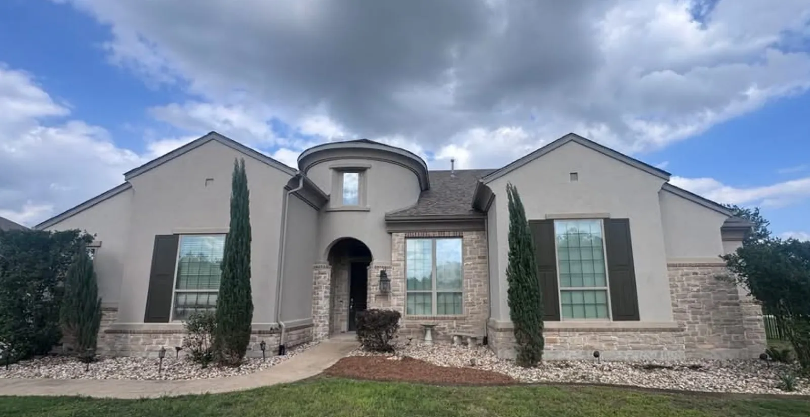 Soft washing a Texas home exterior